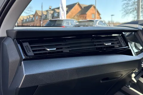  Audi A1 1.0 TFSI 25 Sport Sportback S Tronic Euro 6 (s/s) 5dr Thumbnail #33