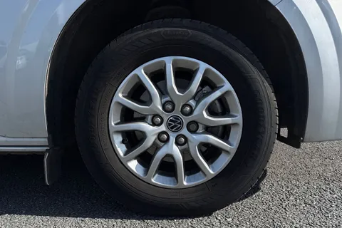 DG75BWK Volkswagen Transporter 2.0 TDI 110 Commerce Pro Van Thumbnail #10