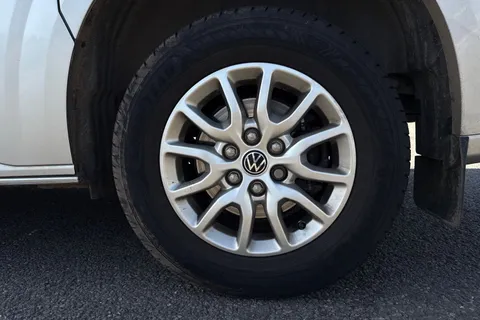 DG75BWK Volkswagen Transporter 2.0 TDI 110 Commerce Pro Van Thumbnail #12