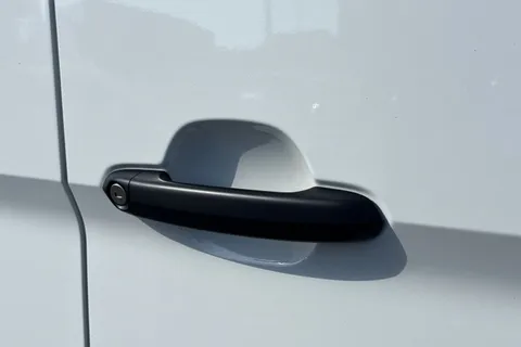 ML74TYV Volkswagen Crafter 2.0 TDI 140PS Commerce Plus High Roof Van Thumbnail #29