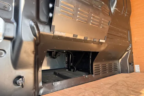 DG75BWK Volkswagen Transporter 2.0 TDI 110 Commerce Pro Van Thumbnail #32