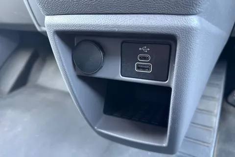 DG75BWK Volkswagen Transporter 2.0 TDI 110 Commerce Pro Van Thumbnail #37