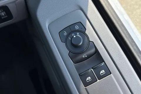 DG75BWK Volkswagen Transporter 2.0 TDI 110 Commerce Pro Van Thumbnail #44