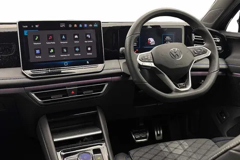 KJ25CVC Volkswagen Tiguan 1.5 TSI 272 eHybrid R-Line 5dr DSG | Panoramic Sunroof | Heated Seats Thumbnail #2