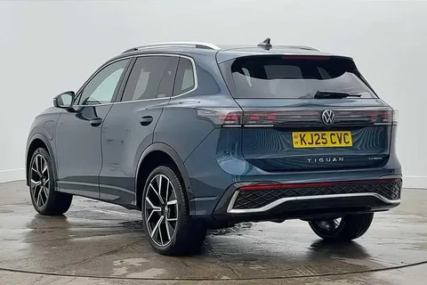 KJ25CVC Volkswagen Tiguan 1.5 TSI 272 eHybrid R-Line 5dr DSG | Panoramic Sunroof | Heated Seats Thumbnail #3