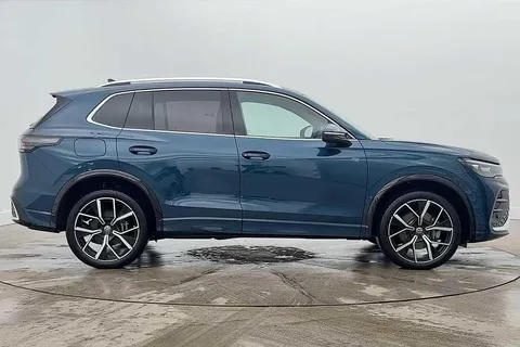KJ25CVC Volkswagen Tiguan 1.5 TSI 272 eHybrid R-Line 5dr DSG | Panoramic Sunroof | Heated Seats Thumbnail #4