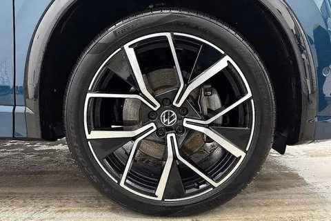 KJ25CVC Volkswagen Tiguan 1.5 TSI 272 eHybrid R-Line 5dr DSG | Panoramic Sunroof | Heated Seats Thumbnail #5