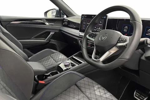 KJ25CVC Volkswagen Tiguan 1.5 TSI 272 eHybrid R-Line 5dr DSG | Panoramic Sunroof | Heated Seats Thumbnail #6