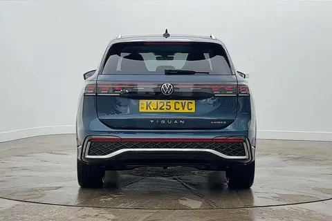KJ25CVC Volkswagen Tiguan 1.5 TSI 272 eHybrid R-Line 5dr DSG | Panoramic Sunroof | Heated Seats Thumbnail #8