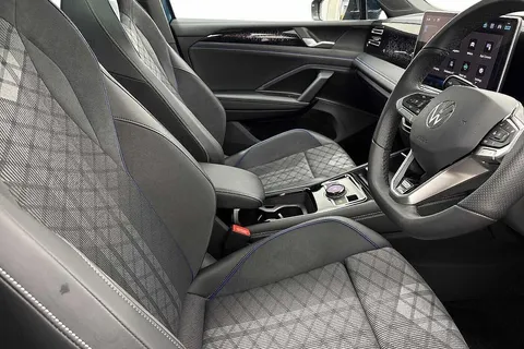 KJ25CVC Volkswagen Tiguan 1.5 TSI 272 eHybrid R-Line 5dr DSG | Panoramic Sunroof | Heated Seats Thumbnail #10