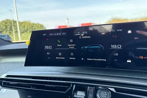  PEUGEOT E-5008 73kWh GT Auto 5dr Thumbnail #17