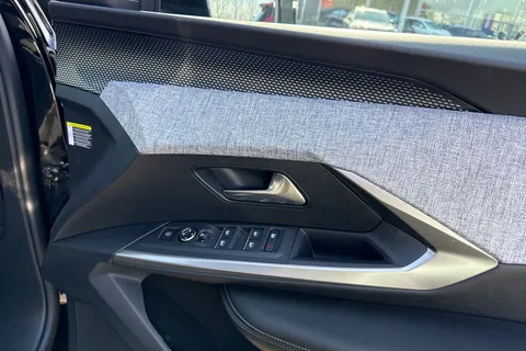  PEUGEOT E-5008 73kWh GT Auto 5dr Thumbnail #21