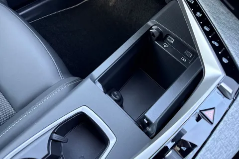  PEUGEOT E-5008 73kWh GT Auto 5dr Thumbnail #53