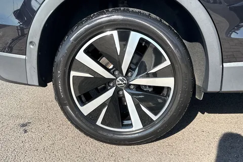 KP75MRX Volkswagen Tiguan 1.5 eTSI 150 Elegance 5dr DSG Thumbnail #11