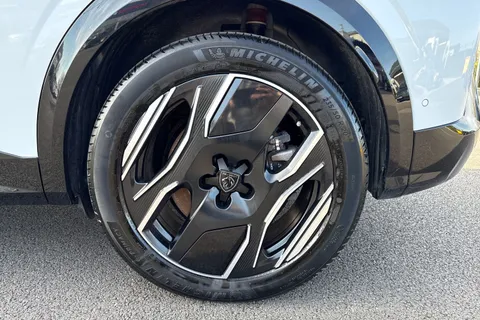 SY24WRU PEUGEOT E-3008 73kWh GT Auto 5dr Thumbnail #12