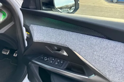 SY24WRU PEUGEOT E-3008 73kWh GT Auto 5dr Thumbnail #21