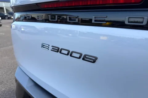 SY24WRU PEUGEOT E-3008 73kWh GT Auto 5dr Thumbnail #32