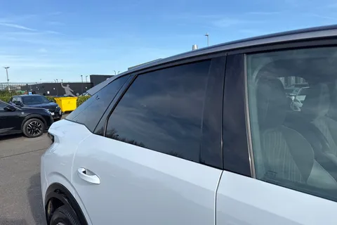 SY24WRU PEUGEOT E-3008 73kWh GT Auto 5dr Thumbnail #34