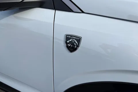 SY24WRU PEUGEOT E-3008 73kWh GT Auto 5dr Thumbnail #36