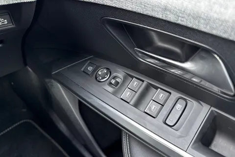 SY24WRU PEUGEOT E-3008 73kWh GT Auto 5dr Thumbnail #42