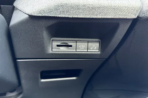 SY24WRU PEUGEOT E-3008 73kWh GT Auto 5dr Thumbnail #43