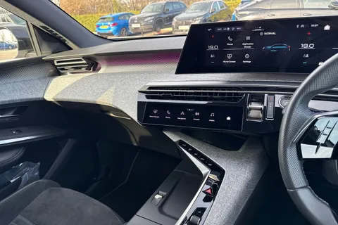 SY24WRU PEUGEOT E-3008 73kWh GT Auto 5dr Thumbnail #44
