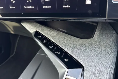 SY24WRU PEUGEOT E-3008 73kWh GT Auto 5dr Thumbnail #58