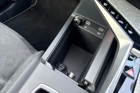 SY24WRU PEUGEOT E-3008 73kWh GT Auto 5dr Thumbnail #59