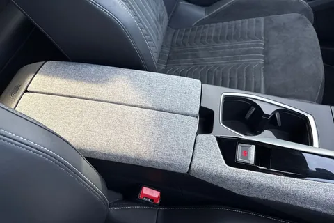 SY24WRU PEUGEOT E-3008 73kWh GT Auto 5dr Thumbnail #60