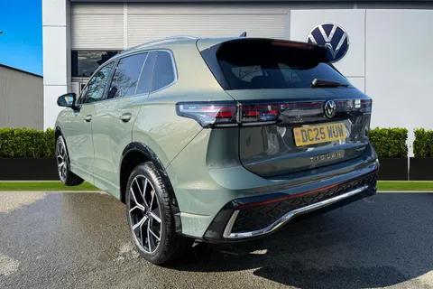 DC25WUW Volkswagen Tiguan 1.5 TSI 272 eHybrid R-Line 5dr DSG | Panoramic Sunroof | Heated Seats Thumbnail #3