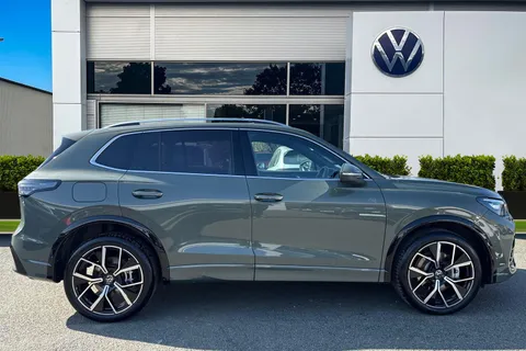 DC25WUW Volkswagen Tiguan 1.5 TSI 272 eHybrid R-Line 5dr DSG | Panoramic Sunroof | Heated Seats Thumbnail #4