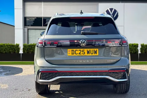 DC25WUW Volkswagen Tiguan 1.5 TSI 272 eHybrid R-Line 5dr DSG | Panoramic Sunroof | Heated Seats Thumbnail #5