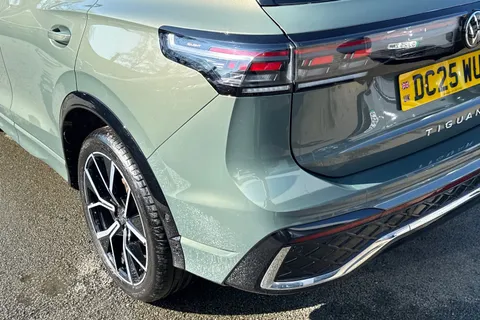 DC25WUW Volkswagen Tiguan 1.5 TSI 272 eHybrid R-Line 5dr DSG | Panoramic Sunroof | Heated Seats Thumbnail #9