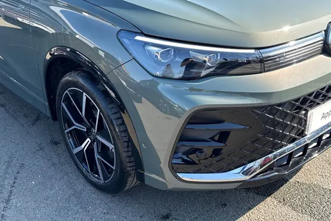 DC25WUW Volkswagen Tiguan 1.5 TSI 272 eHybrid R-Line 5dr DSG | Panoramic Sunroof | Heated Seats Thumbnail #10
