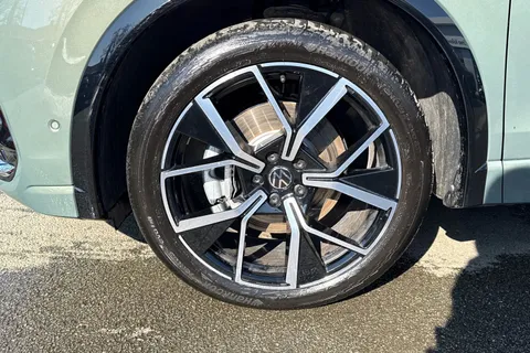 DC25WUW Volkswagen Tiguan 1.5 TSI 272 eHybrid R-Line 5dr DSG | Panoramic Sunroof | Heated Seats Thumbnail #14