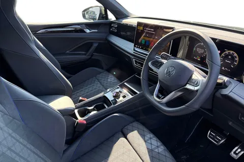 DC25WUW Volkswagen Tiguan 1.5 TSI 272 eHybrid R-Line 5dr DSG | Panoramic Sunroof | Heated Seats Thumbnail #15