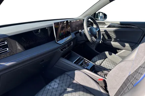 DC25WUW Volkswagen Tiguan 1.5 TSI 272 eHybrid R-Line 5dr DSG | Panoramic Sunroof | Heated Seats Thumbnail #16