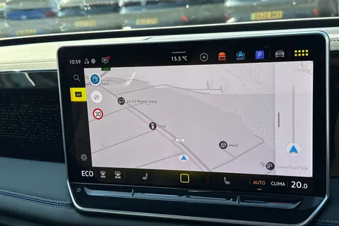 DC25WUW Volkswagen Tiguan 1.5 TSI 272 eHybrid R-Line 5dr DSG | Panoramic Sunroof | Heated Seats Thumbnail #18