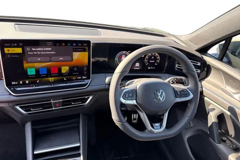 DC25WUW Volkswagen Tiguan 1.5 TSI 272 eHybrid R-Line 5dr DSG | Panoramic Sunroof | Heated Seats Thumbnail #19