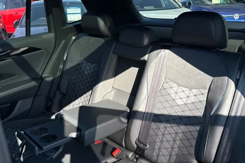 DC25WUW Volkswagen Tiguan 1.5 TSI 272 eHybrid R-Line 5dr DSG | Panoramic Sunroof | Heated Seats Thumbnail #20