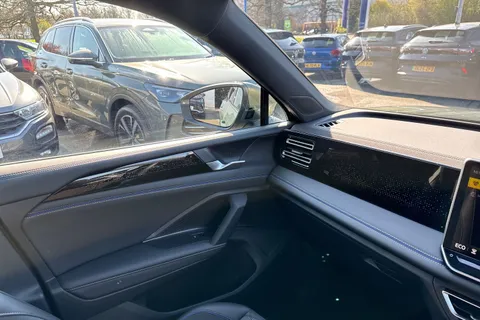 DC25WUW Volkswagen Tiguan 1.5 TSI 272 eHybrid R-Line 5dr DSG | Panoramic Sunroof | Heated Seats Thumbnail #21