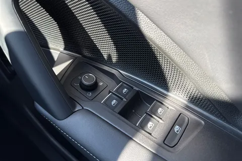 DC25WUW Volkswagen Tiguan 1.5 TSI 272 eHybrid R-Line 5dr DSG | Panoramic Sunroof | Heated Seats Thumbnail #26