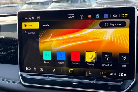 DC25WUW Volkswagen Tiguan 1.5 TSI 272 eHybrid R-Line 5dr DSG | Panoramic Sunroof | Heated Seats Thumbnail #34