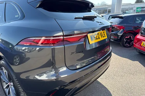 WN22VLE Jaguar F-Pace 2.0 P250i R-Dynamic Black Auto AWD Euro 6 (s/s) 5dr Thumbnail #17