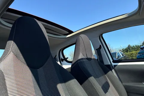 BK15ZTR PEUGEOT 108 1.0 VTi Active Top! 2 Tronic Euro 5 5dr Euro 5 Thumbnail #24