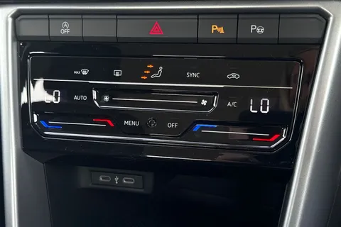 MD23XWB Volkswagen T-Roc 1.0 TSI Life 5dr **17' JOHANNAESBURG ALLOYS** Thumbnail #23