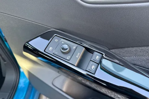  Volkswagen ID.3 Pro 59kWh Essential Auto 5dr Thumbnail #19