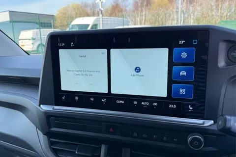 DE75OHT Volkswagen Transporter 2.0 TDI 150 Commerce Pro Van Auto Thumbnail #17