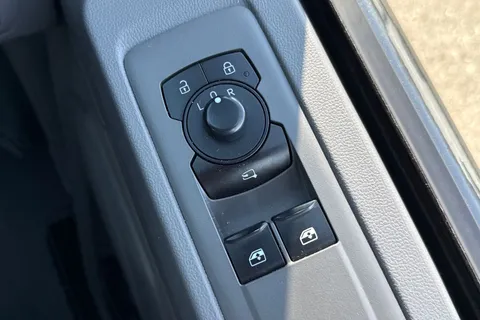 DE75OHT Volkswagen Transporter 2.0 TDI 150 Commerce Pro Van Auto Thumbnail #42