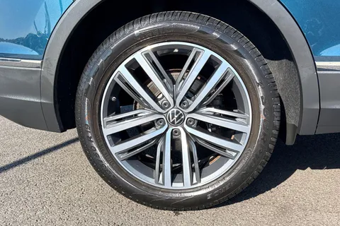 CX21YHE Volkswagen Tiguan 2.0 TDI 200 4Motion Elegance 5dr DSG **DRIVER ASSISTANCE PACK PLUS** Thumbnail #7